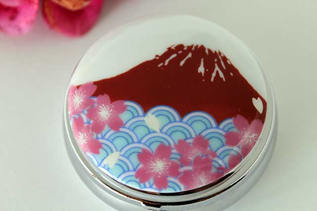 プレゼント・ギフトにやきもの（焼き物 陶磁器）オリジナルのアクセサリー・小物雑貨 有田焼富士山ピルケース 赤富士桜