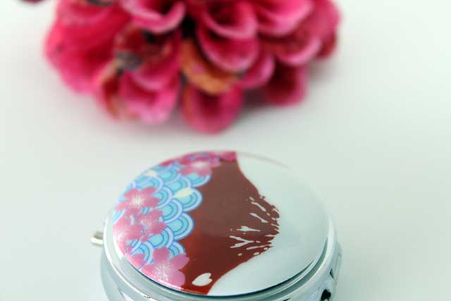 プレゼント・ギフトにやきもの（焼き物 陶磁器）オリジナルのアクセサリー・小物雑貨 有田焼富士山ピルケース 赤富士桜
