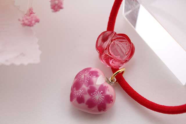 プレゼント・ギフトにやきもの（焼き物 陶磁器）オリジナルのアクセサリー・小物雑貨 有田焼ヘアーゴム ハート(薔薇付) ピンク桜