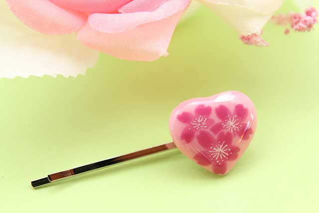 プレゼント・ギフトにやきもの（焼き物 陶磁器）オリジナルのアクセサリー・小物雑貨 有田焼ヘアピン ハート ピンク桜