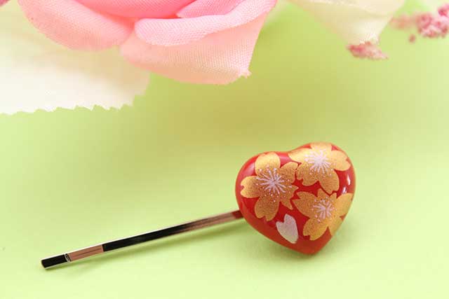 プレゼント・ギフトにやきもの（焼き物 陶磁器）オリジナルのアクセサリー・小物雑貨 有田焼ヘアピン ハート 赤金桜