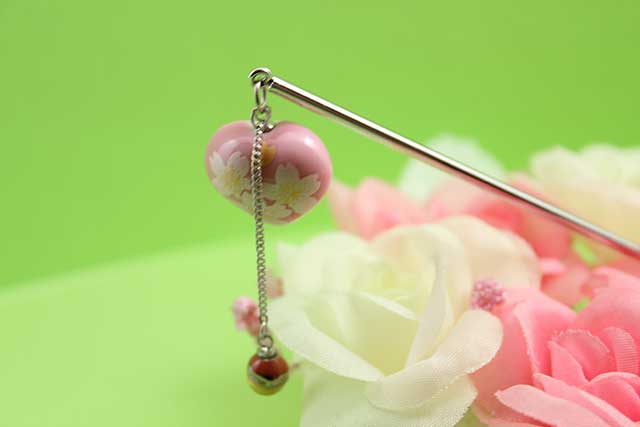 プレゼント・ギフトにやきもの（焼き物 陶磁器）オリジナルのアクセサリー・小物雑貨 有田焼かんざし ロング ピンク銀桜(ハート)