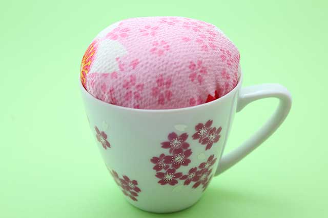 プレゼント・ギフトにやきもの（焼き物 陶磁器）オリジナルのアクセサリー・小物雑貨 有田焼ティカップ型針山 桜