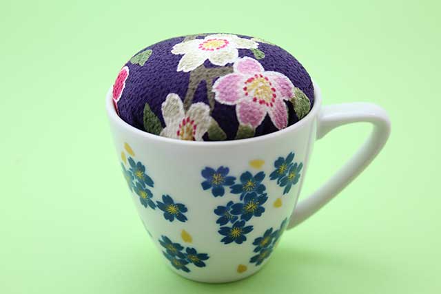 プレゼント・ギフトにやきもの（焼き物 陶磁器）オリジナルのアクセサリー・小物雑貨 有田焼ティカップ型針山 ブルー桜