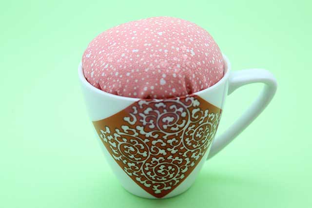 プレゼント・ギフトにやきもの（焼き物 陶磁器）オリジナルのアクセサリー・小物雑貨 有田焼ティカップ型針山 赤唐草
