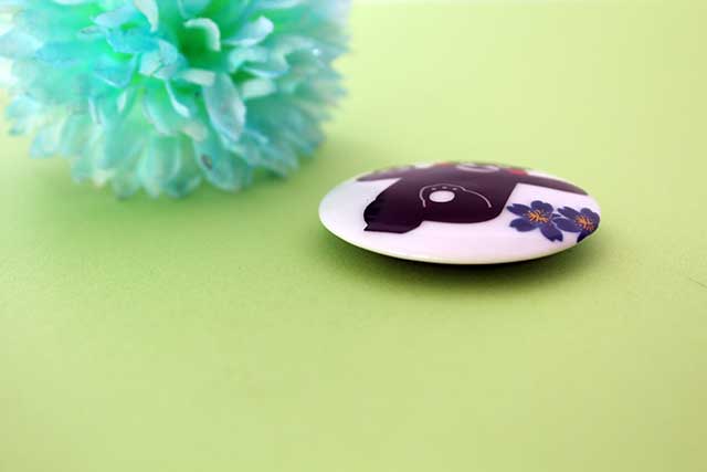 プレゼント・ギフトにやきもの（焼き物 陶磁器）オリジナルのアクセサリー・小物雑貨 有田焼とくまモンのコラボマグネット サッカー青桜