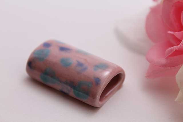 プレゼント・ギフトにやきもの（焼き物 陶磁器）オリジナルのアクセサリー・小物雑貨 有田焼帯留 ピンクブルー　筒型