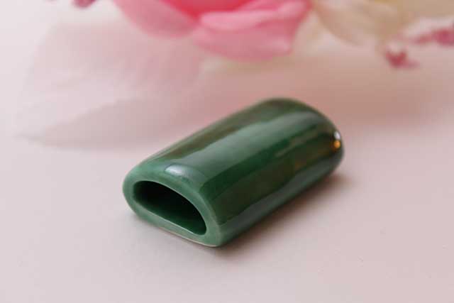 プレゼント・ギフトにやきもの（焼き物 陶磁器）オリジナルのアクセサリー・小物雑貨 有田焼帯留 グリーン　筒型