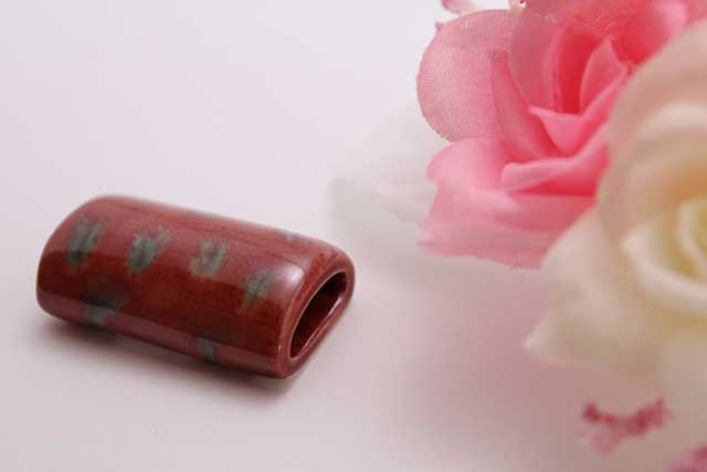 プレゼント・ギフトにやきもの（焼き物 陶磁器）オリジナルのアクセサリー・小物雑貨 有田焼帯留 赤あずき　筒型