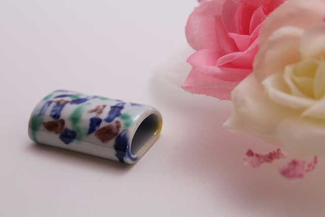 プレゼント・ギフトにやきもの（焼き物 陶磁器）オリジナルのアクセサリー・小物雑貨 有田焼帯留 白ブルー　筒型