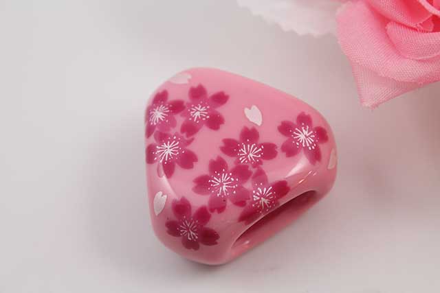 プレゼント・ギフトにやきもの（焼き物 陶磁器）オリジナルのアクセサリー・小物雑貨 有田焼スカーフ留 ピンク桜