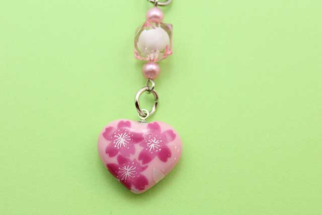 プレゼント・ギフトにやきもの（焼き物 陶磁器）オリジナルのアクセサリー・小物雑貨 有田焼ハートストラップ ピンク桜